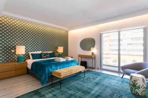 Ένα ή περισσότερα κρεβάτια σε δωμάτιο στο Luxury 4 bedr Flat w/ PANORAMIC Views & Pool!!