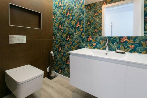 Ένα μπάνιο στο Luxury 4 bedr Flat w/ PANORAMIC Views & Pool!!
