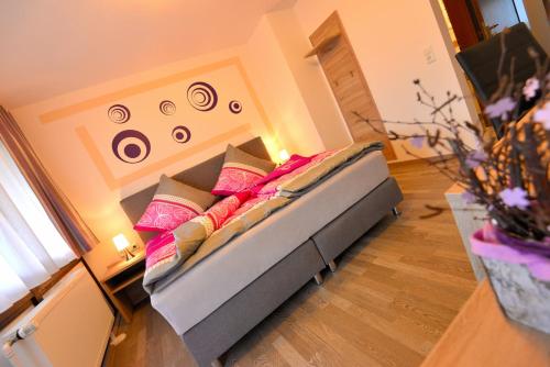 a bed with pillows on it in a room at Das Arni´s in Mehlmeisel