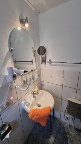 A bathroom at Gaestehaus Gravell