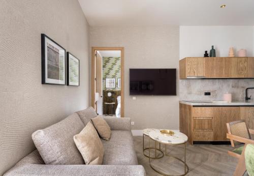 Mante House - Malasaña Design في مدريد: غرفة معيشة مع أريكة وطاولة
