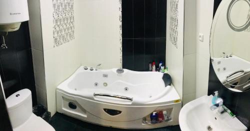 Koupelna v ubytování Luxury Apartment with jacuzzi on Republic Square