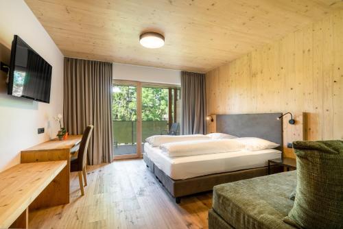 Un pat sau paturi într-o cameră la Hotel Moserhof