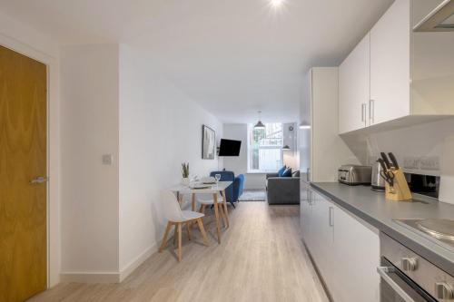 Kuchyň nebo kuchyňský kout v ubytování A Modern Apartment in Preston City Centre