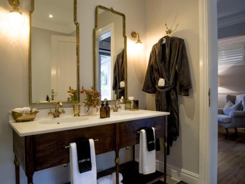 a bathroom with a sink and a mirror at Hartford House in Mooirivier
