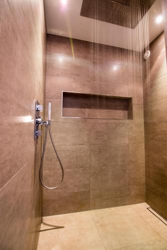 un baño con ducha con cabezal de ducha en Chalet Murmi, en Uttendorf