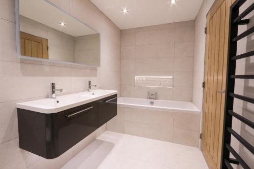 Koupelna v ubytování Black Barn Skye - Contemporary 3 bed / 4 bath home
