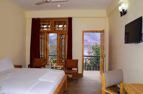 Säng eller sängar i ett rum på Karakorum View Hotel Karimabad Hunza