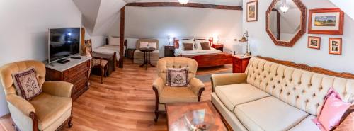 a living room with a couch and a bed at Vila Mila in Arandjelovac