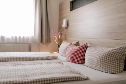 Postel nebo postele na pokoji v ubytování Hotel Vogtareuther-Hof