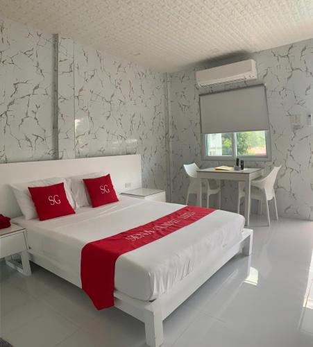 Postel nebo postele na pokoji v ubytování Sena Gladyz Suites