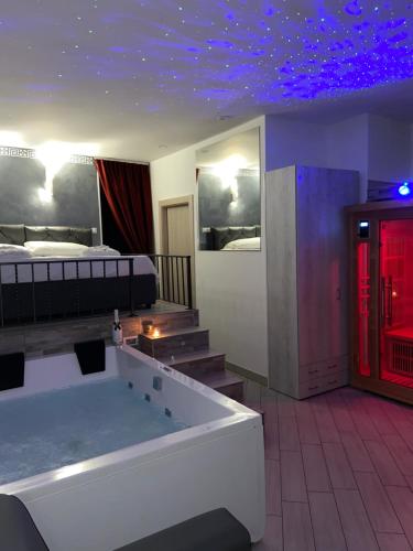 un ampio bagno con vasca e un letto di Sweetlove Spa a Terracina