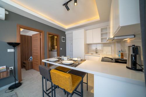 Η κουζίνα ή μικρή κουζίνα στο Midpoint Suites