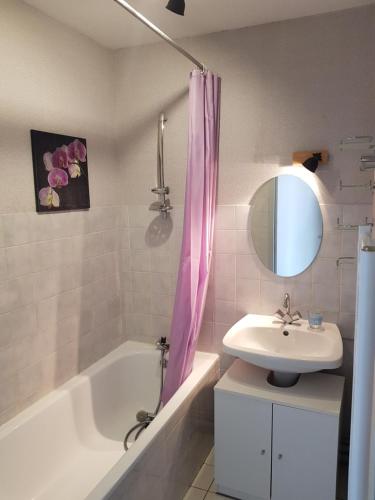 Ванна кімната в Studio à moins de 50m de l'école de voile...