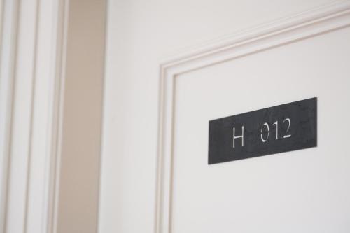 a clock on the door of a room at Hotel Kloster Holzen in Allmannshofen