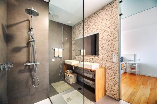 A bathroom at Lanzahost Monavista