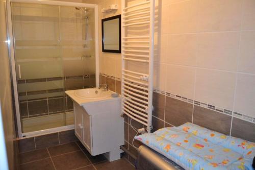 Vannituba majutusasutuses Maison familiale avec piscine partagée à Lottinghen