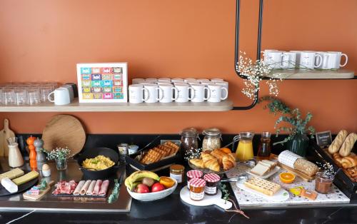 - un buffet de plats sur une table dans une chambre dans l'établissement Appart'City Confort Montpellier Ovalie II, à Montpellier