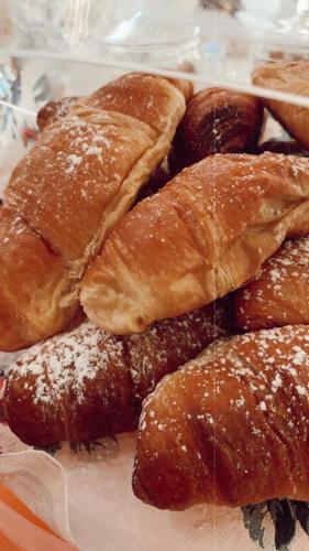 Un montón de pasteles en un recipiente de plástico. en Casetta Letizia, en Ostuni