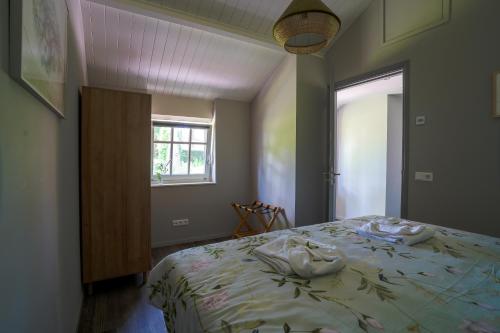 a bedroom with a bed with towels on it at BBKleine Beerze in Hoogeloon