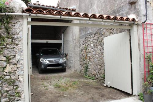 un coche está aparcado dentro de un garaje en La Maison Angelina, en Saint-Lizier