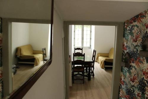 Cette chambre comprend un miroir, une table et une chaise. dans l'établissement La Maison Angelina, à Saint-Lizier