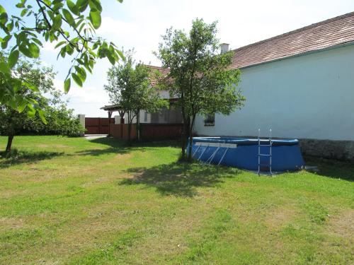 a yard with a blue tub in front of a house at Pension Otěvěk in Trhové Sviny