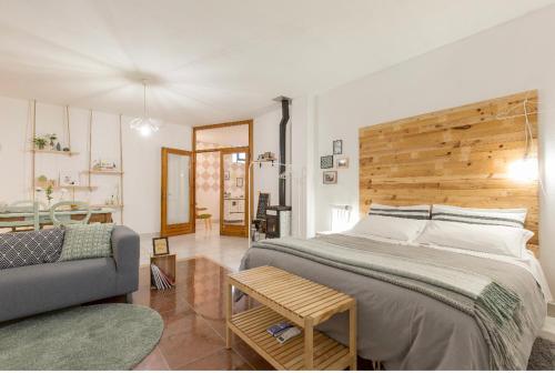 サン・ジョヴァンニ・ルパトートにあるAlloggio OpenSpace da Ireneのベッドルーム(大型ベッド1台、ソファ付)