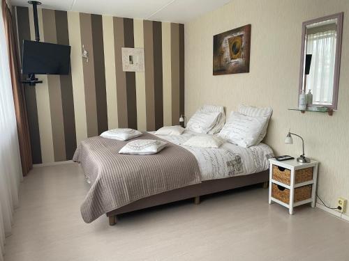 - une chambre avec un lit et une télévision dans l'établissement De Spiegel, à Schagen