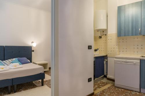 Habitación pequeña con cama y cocina en SUITE CRISTINA en Verona