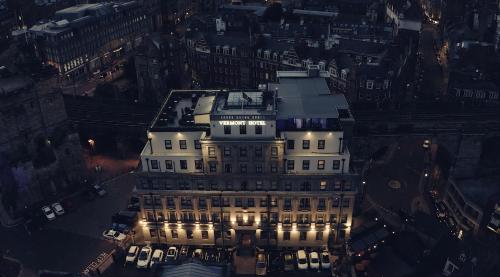 Un grand bâtiment avec des lumières au-dessus dans l'établissement The Vermont Hotel & Vermont Aparthotel, à Newcastle upon Tyne