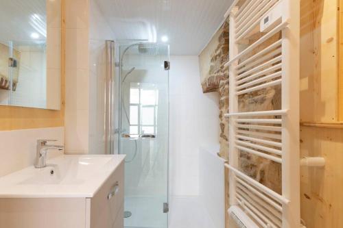 une salle de bain avec un lavabo et une douche dans l'établissement Le Trésor des Soeurs Macarons, à Nancy
