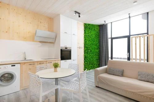 une cuisine et un salon avec une table et un canapé dans l'établissement Le Trésor des Soeurs Macarons, à Nancy