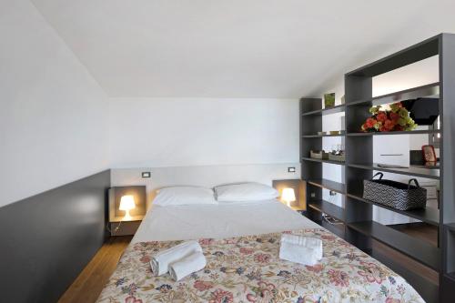A bed or beds in a room at Villa Donne del Lago Vittoria