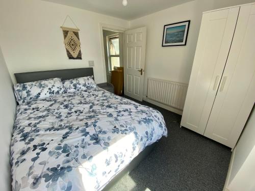 Postel nebo postele na pokoji v ubytování 4 Bedroom Portrush Town Centre Holiday Rental