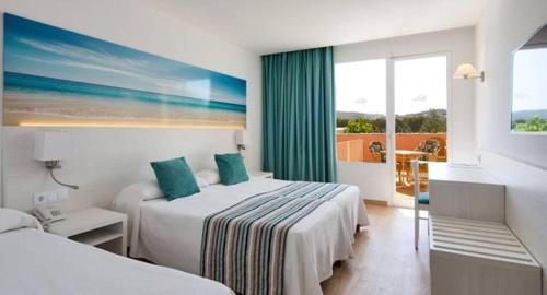 um quarto de hotel com duas camas e uma janela em Hotel Playas de Paguera em Paguera