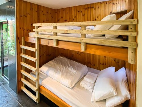 Lochaline的住宿－Highland Basecamp，客房设有2张双层床和白色枕头。