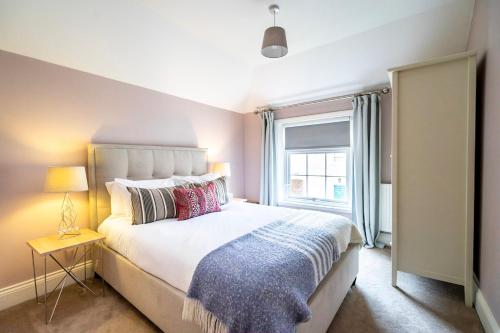 Un dormitorio con una cama grande y una ventana en Middlethorpe Manor - No 5 Lazy Days and Explore en York