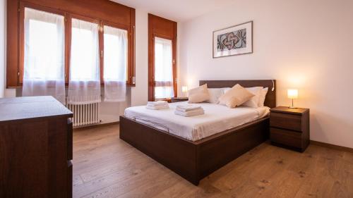um quarto com uma cama grande e uma janela em Italianway - Aquileia 53 em Udine