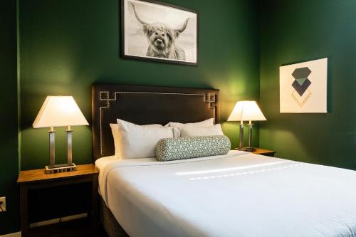 Łóżko lub łóżka w pokoju w obiekcie Kasa The Oxford Apartments Seattle