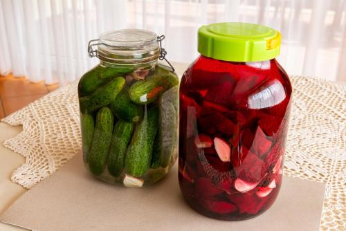 ein Glas Essiggurken und ein Einmachglas Paprika in der Unterkunft Willa i Wzgórze Jerrego Apartamenty i pokoje z widokiem na góry in Szczyrk