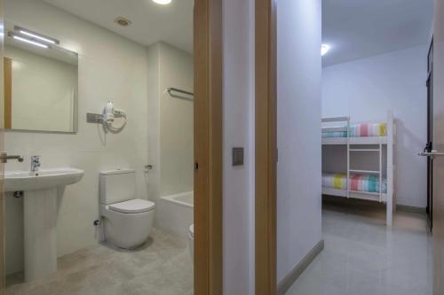 La salle de bains est pourvue de toilettes et d'un lavabo. dans l'établissement Apartamento ideal en Manresa, à Manresa