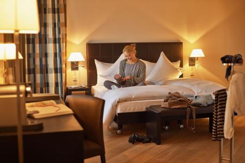 Un pat sau paturi într-o cameră la Hotel Seepark Thun
