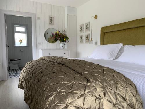 Postel nebo postele na pokoji v ubytování Garden Cottage on Tintern Trails