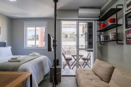 una camera da letto con un letto, un divano e un tavolo di BHomy You a San Paolo