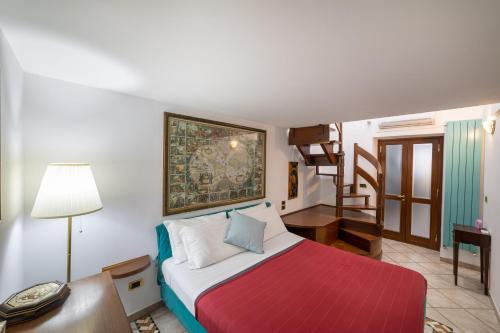 una camera con un letto e una scala di Riviera House Apartment Sea View group and family By HouseinNaples a Napoli