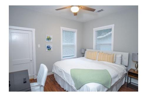a bedroom with a bed and a ceiling fan at Remodeled Modern 1BR1BA Apt Near Downtown, 5min Pearl in San Antonio