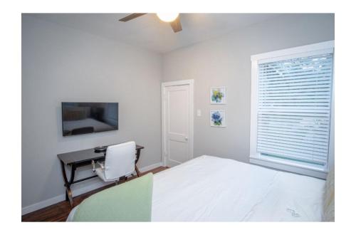 a bedroom with a bed and a desk and a window at Remodeled Modern 1BR1BA Apt Near Downtown, 5min Pearl in San Antonio