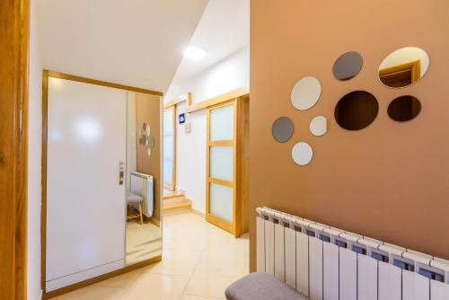 korytarz pokoju szpitalnego z korytarzem w obiekcie Villa Jerkovic w mieście Metković