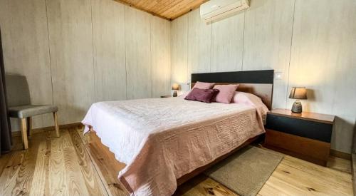 Tempat tidur dalam kamar di Quinta da Resteva-Chalé do RIO